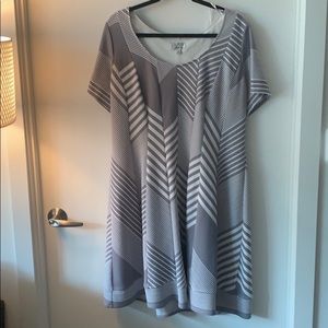 Robbie Bee 1X light grey and white dress